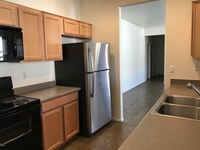 7323 W St Charles Ave in Phoenix, AZ - Foto de edificio - Building Photo