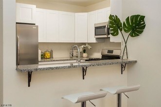 90 Clinton Ave-Unit -305 in Newark, NJ - Building Photo - Building Photo