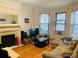 27 Bay State Rd, Unit 2F in Boston, MA - Building Photo