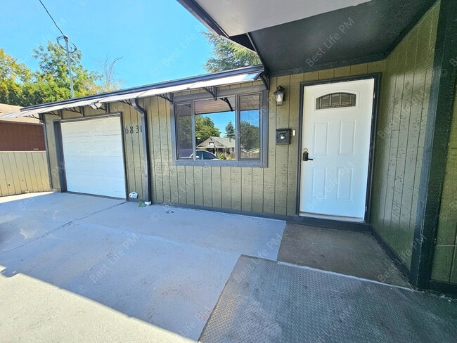 6830 N Columbia Blvd in Portland, OR - Building Photo - Building Photo