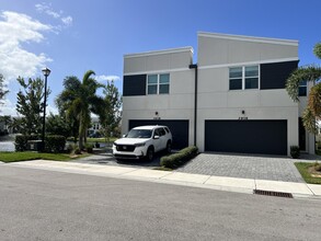 3916 SE Mentmore Ln in Stuart, FL - Foto de edificio - Building Photo