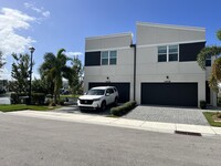 3916 SE Mentmore Ln in Stuart, FL - Building Photo - Building Photo