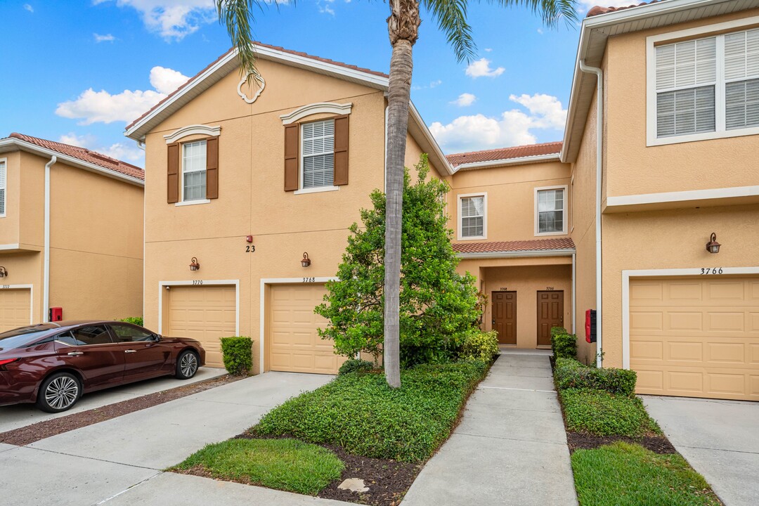 3768 Parkridge Cir in Sarasota, FL - Foto de edificio