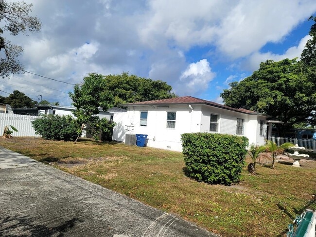 6630 NW 29th Ave in Miami, FL - Building Photo - Building Photo
