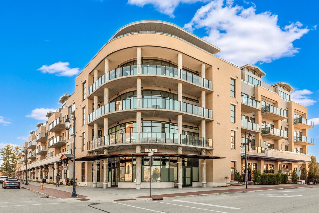 215 E Pleasant St in Oconomowoc, WI - Building Photo