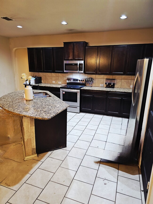 6935 Quantum Loop in San Antonio, TX - Building Photo - Building Photo