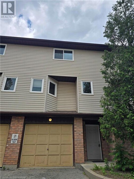 24 Bond St in Brantford, ON - Building Photo