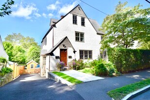 6 Pemberwick Rd in Greenwich, CT - Building Photo
