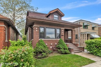 8127 S Jeffery Blvd in Chicago, IL - Building Photo - Building Photo