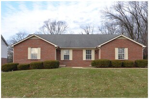 105 Oakmont Ln in Frankfort, KY - Building Photo