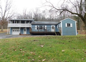 1800 Cassville Mount Morris Rd, Unit upper in Morgantown, WV - Building Photo