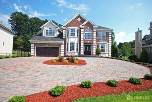 41 Fritz Dr in Sayreville, NJ - Building Photo