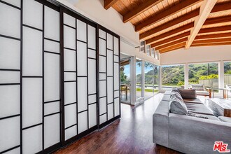 2431 Carman Crest Dr in Los Angeles, CA - Building Photo - Building Photo