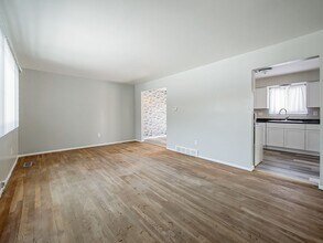 430 N Dobson St in Westland, MI - Foto de edificio - Building Photo