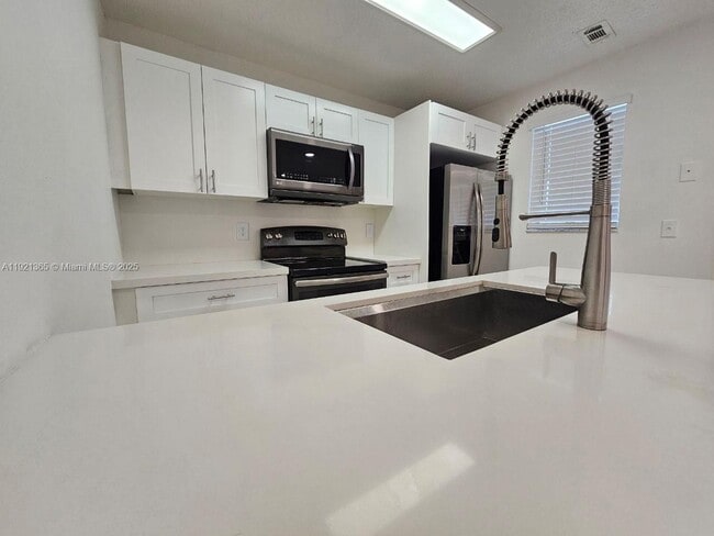 6580 W 27th Ct in Hialeah, FL - Building Photo - Building Photo