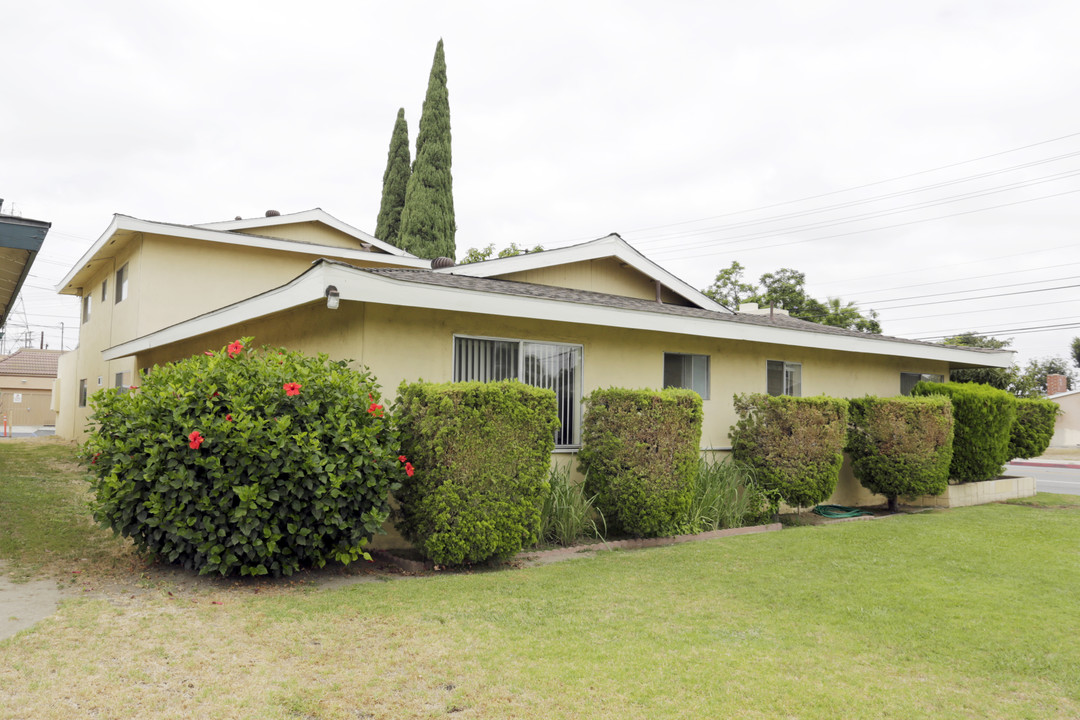 10517 Sylvan St in Anaheim, CA - Building Photo