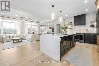 541 Paakanaak Ave in Ottawa, ON - Building Photo - Building Photo