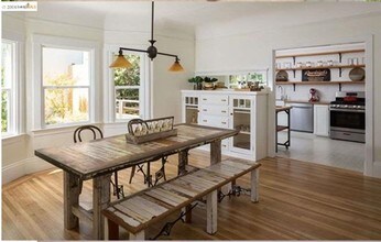 210 Frisbie St in Oakland, CA - Foto de edificio - Interior Photo