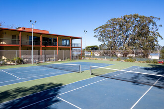 Lakewood Apartments At Lake Merced in San Francisco, CA - Foto de edificio - Building Photo