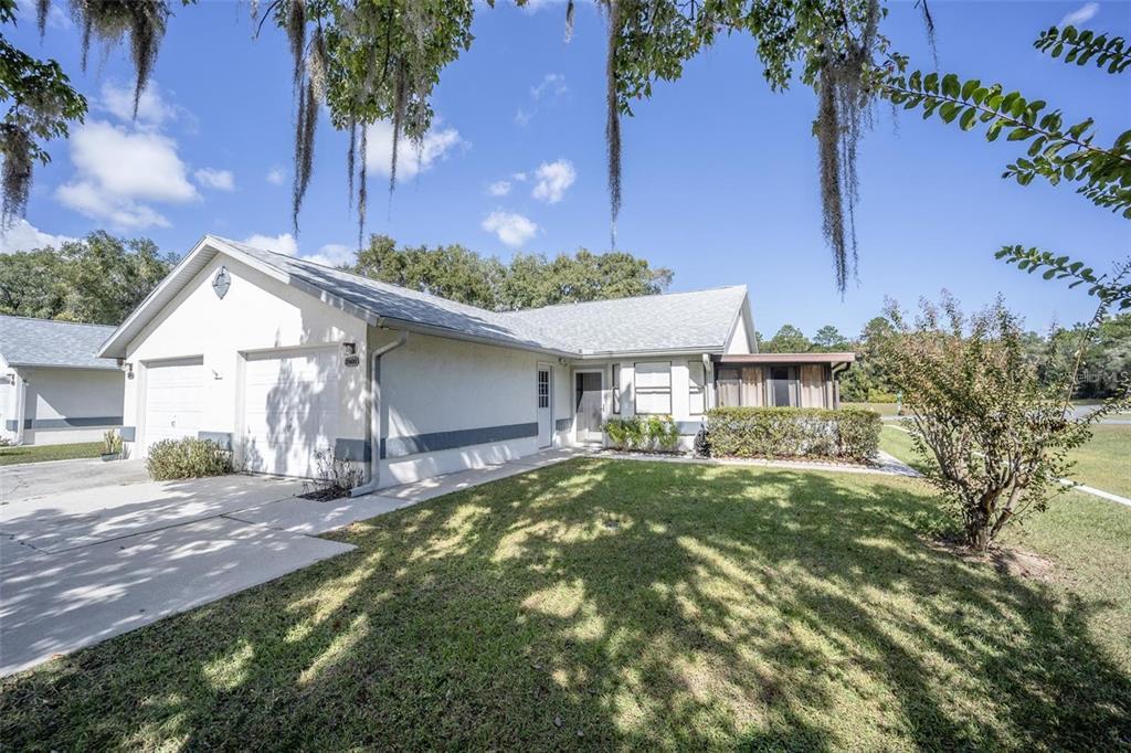 1900 Flame Bush Terrace in Inverness, FL - Foto de edificio