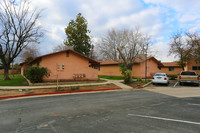 Village Congregational in Arvin, CA - Foto de edificio - Building Photo