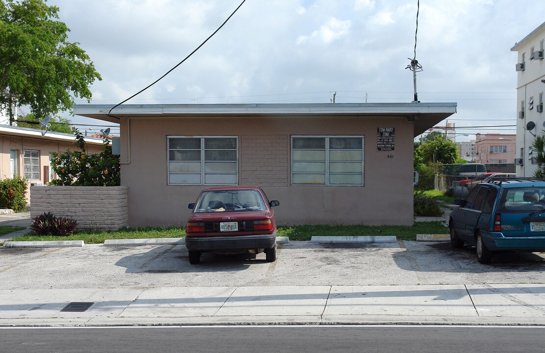 Llanes Apartments in Miami, FL - Building Photo