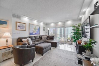 1985 S Ocean Dr, Unit 11M in Hallandale Beach, FL - Building Photo - Building Photo