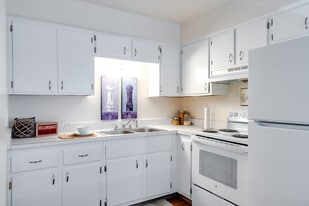 Eastlawn Arms Apartments in Midland, MI - Building Photo