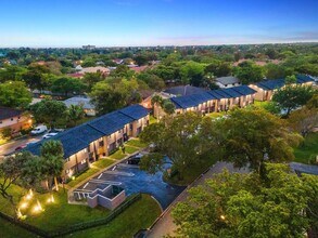 4329 NW 115th Ave in Coral Springs, FL - Foto de edificio - Building Photo