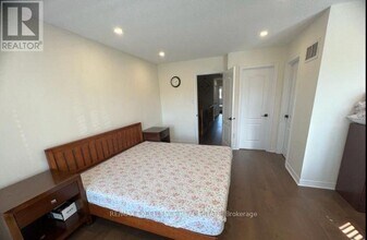 311 Oaktree Cir in Mississauga, ON - Building Photo - Building Photo