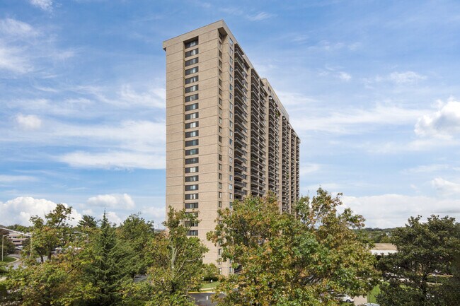 Skyline Plaza in Falls Church, VA - Foto de edificio - Building Photo