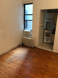 352 W 56th St in New York, NY - Building Photo