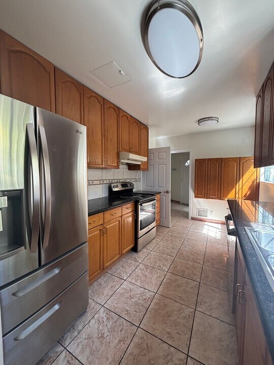 221 S Commonwealth Ave in Los Angeles, CA - Building Photo