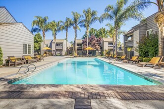 Stoneybrook Apartments in Modesto, CA - Foto de edificio - Building Photo