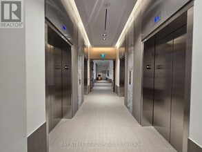 395 Square One Dr in Mississauga, ON - Building Photo - Building Photo