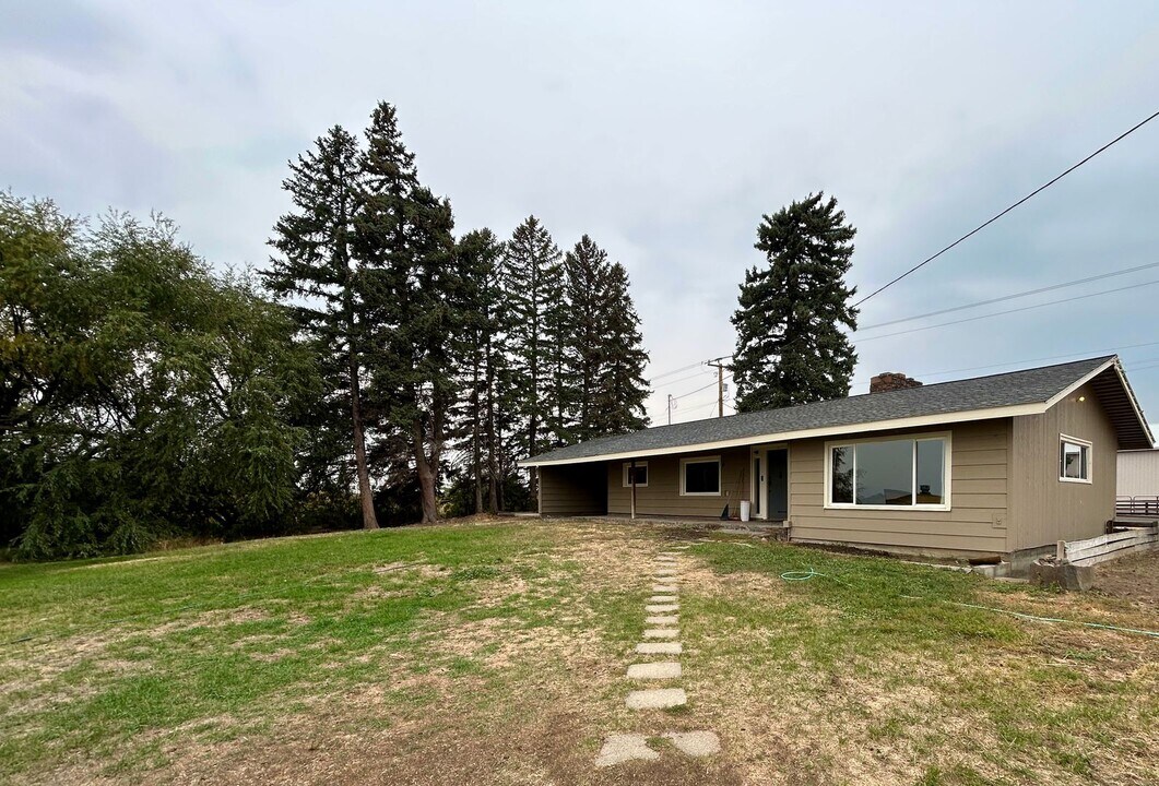 3260 Lyons Rd in Ellensburg, WA - Building Photo
