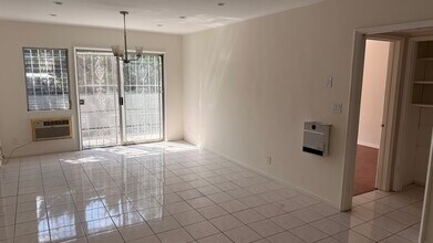 7617 De Longpre Ave, Unit 1 in West Hollywood, CA - Foto de edificio - Building Photo