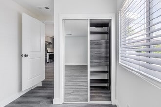 8143 Hinds Ave in North Hollywood, CA - Foto de edificio - Building Photo