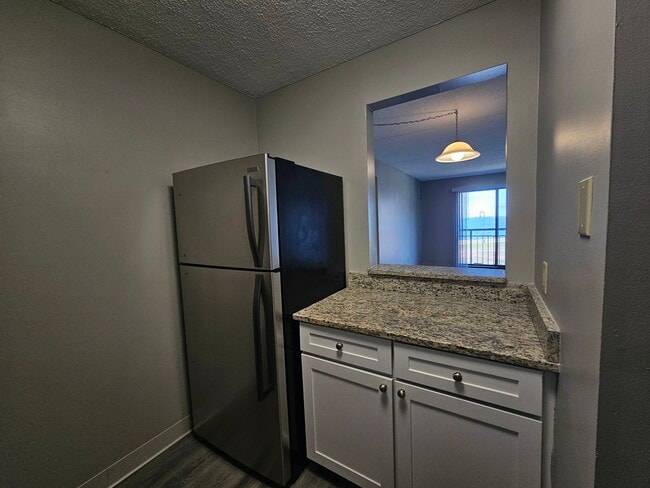 65 N Point Dr, Unit 1 in Boston, MA - Foto de edificio - Building Photo