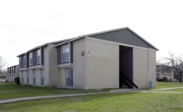 La Hacienda Apartments in Dallas, TX - Foto de edificio - Building Photo