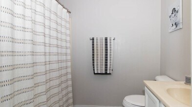 4 Shire Ct in Bloomington, IL - Building Photo - Building Photo