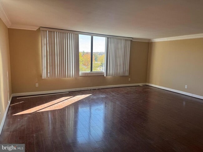 4600 Duke St in Alexandria, VA - Foto de edificio - Building Photo