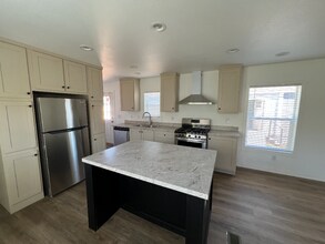 2000 E Frontier Ave in Flagstaff, AZ - Foto de edificio - Building Photo