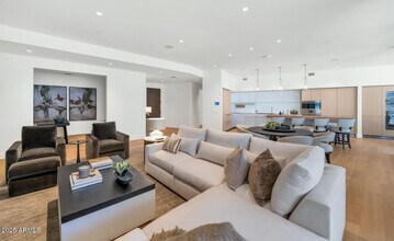 6302 E Camelback Rd in Scottsdale, AZ - Foto de edificio - Building Photo