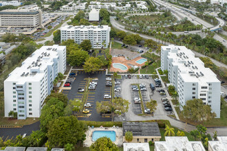 Palmetto Tower Apartments in Miami, FL - Building Photo - Building Photo