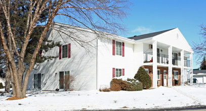 Fountain Circle in Fond du Lac, WI - Building Photo - Building Photo