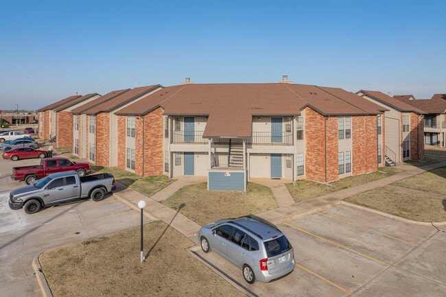 Country Club Apartments in El Reno, OK - Building Photo - Building Photo