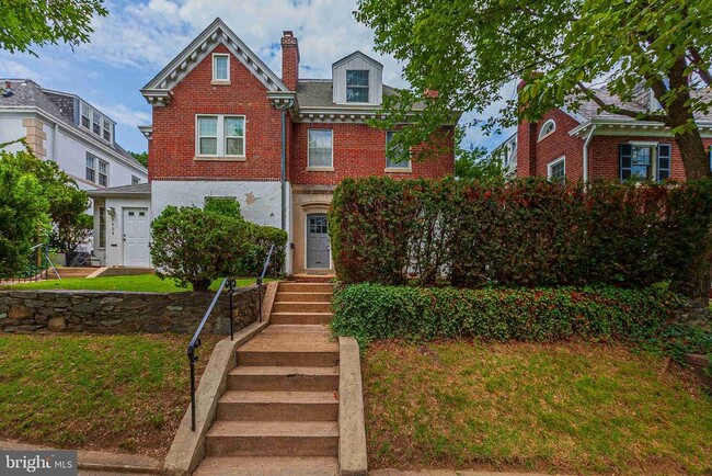 property at 2907 Cathedral Ave NW