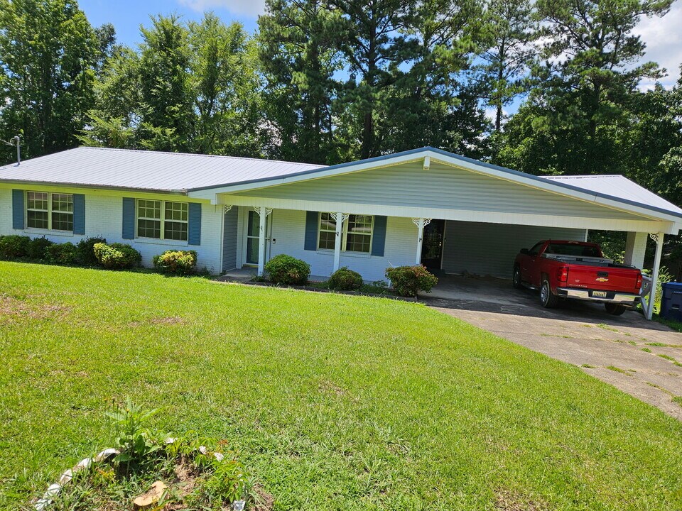1108 Maxanna Dr in Anniston, AL - Building Photo
