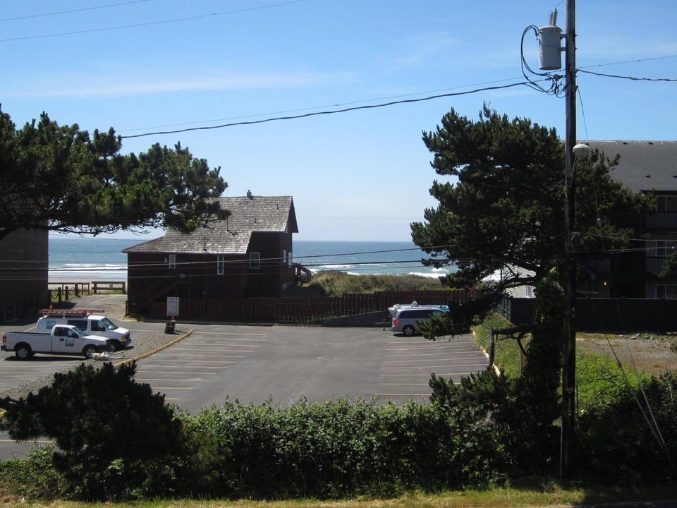 522 NW Inlet Ave in Lincoln City, OR - Building Photo